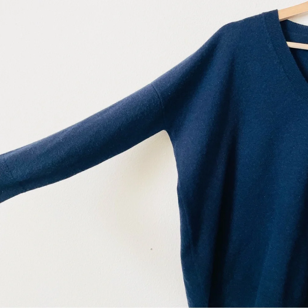Jcrew Men’s SMALL 100% cashmere Vneck sweater in navy blue